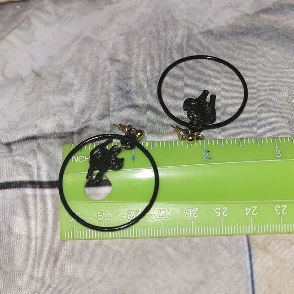 Who's Scared of Hissing Cats Earrings? - Picture 4 of 5